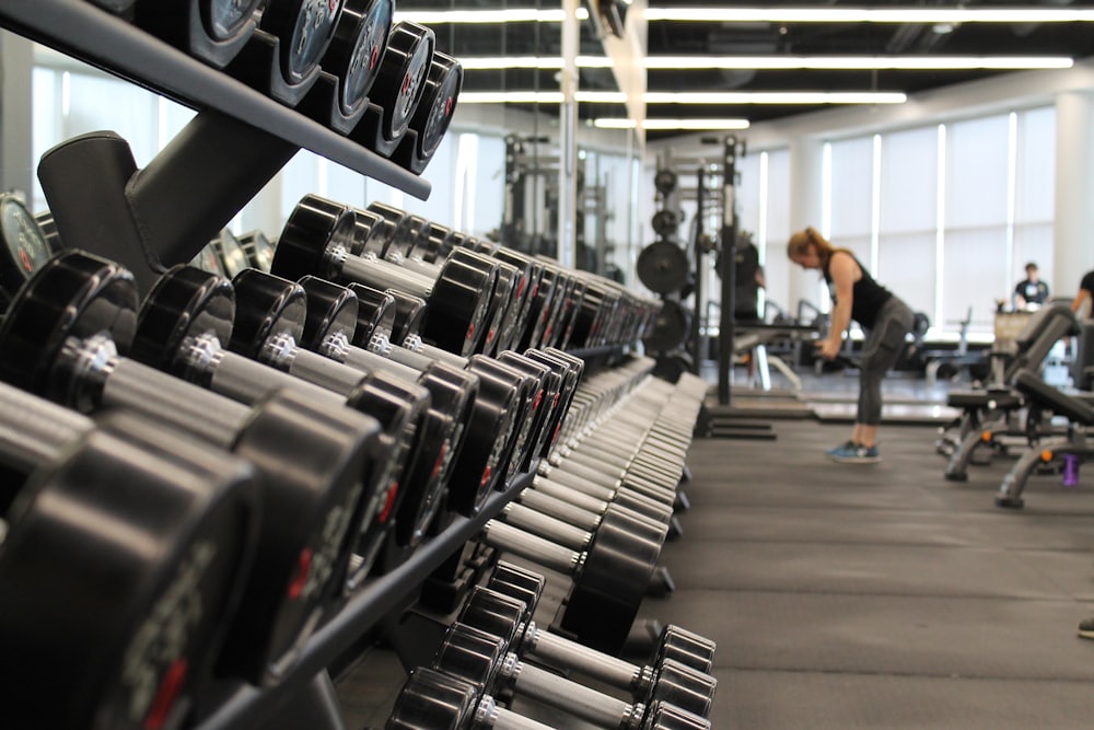 Sesión de entrenamiento personalizado de fuerza con mancuernas en Gym Living