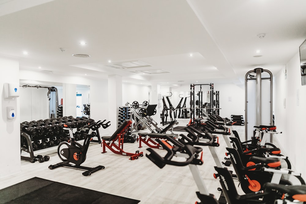 Detalle del espacio de entrenamiento de Gym Living: equipo limpio, ordenado y profesional